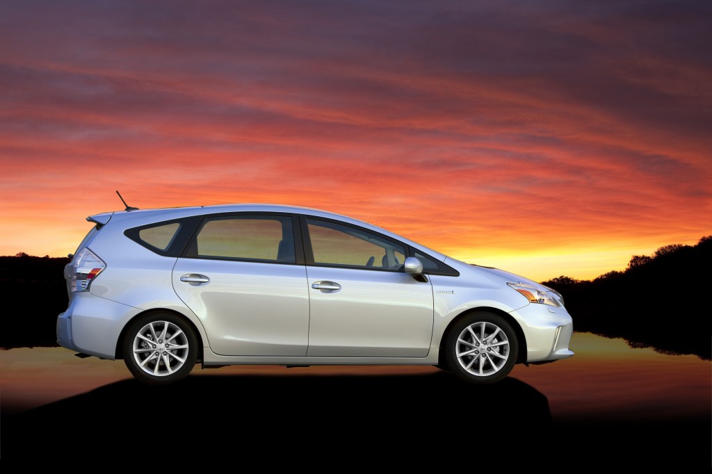 2012_Toyota_Prius_V_04